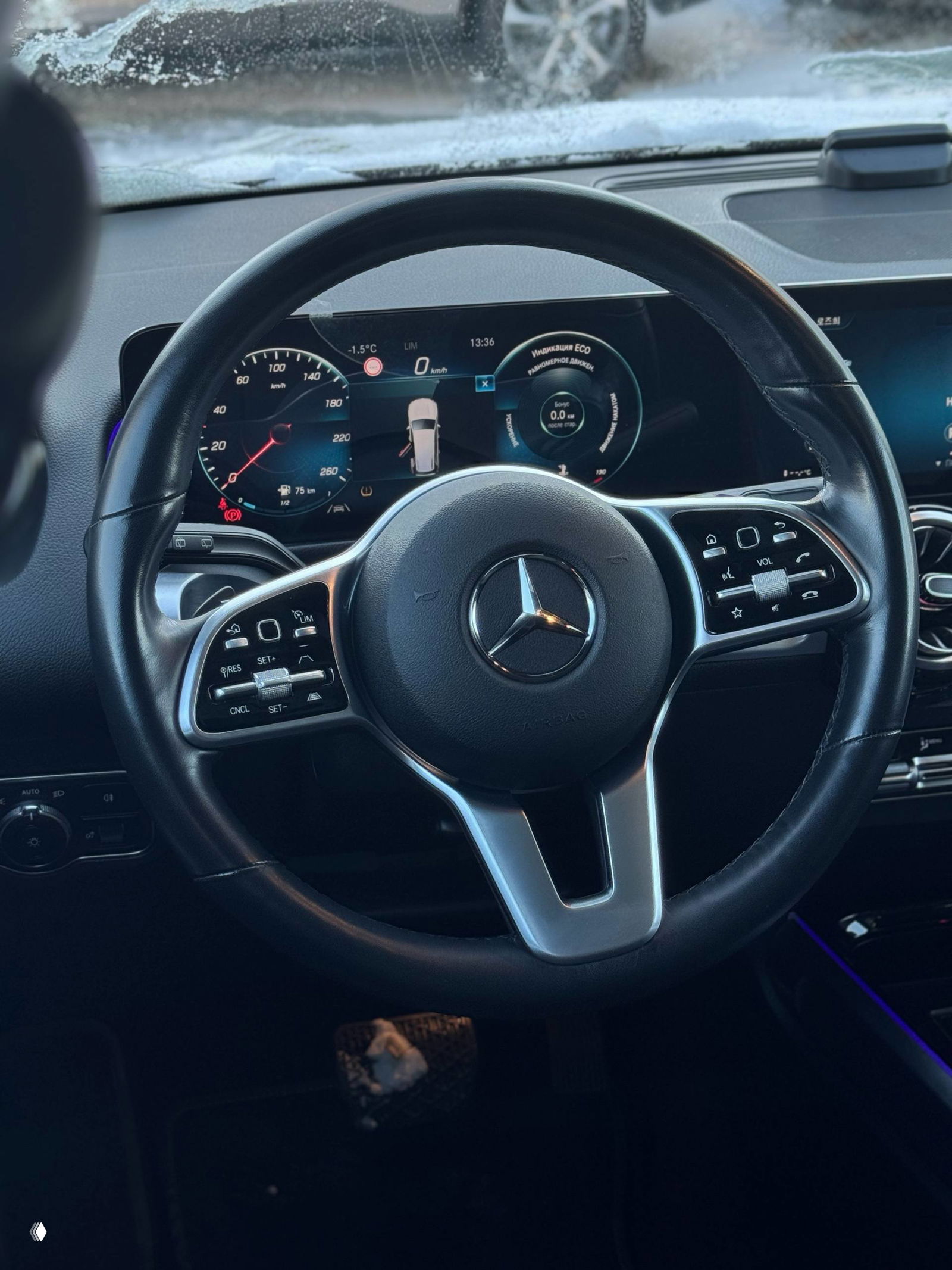 Вид на рулевое колесо Mercedes с цифровой приборной панелью — мультирулевая панель, индикаторы и электронная приборка в салоне автомобиля.