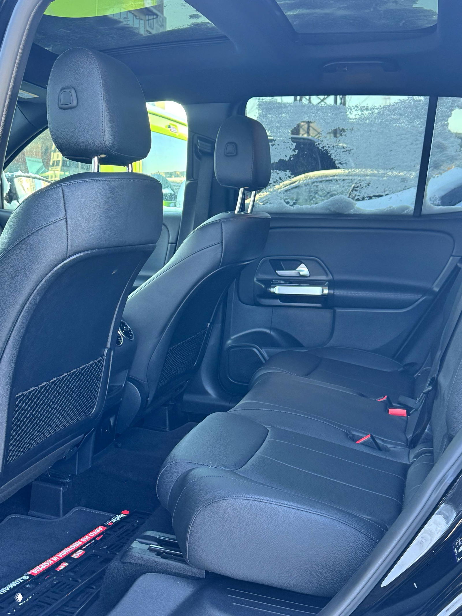 Задний ряд сидений Mercedes GLB в черной кожаной обивке — общий вид салона с простором для пассажиров и чистым состоянием сидений.