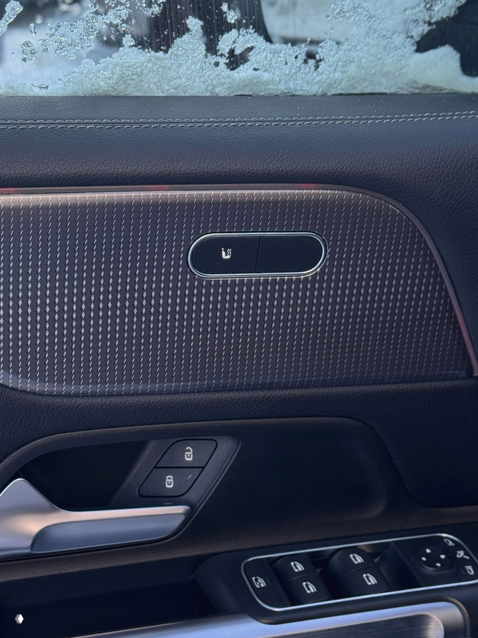 Декоративная панель двери Mercedes с кнопкой подогрева и блоком управления стеклоподъёмниками — хромированные вставки и текстурированная отделка.