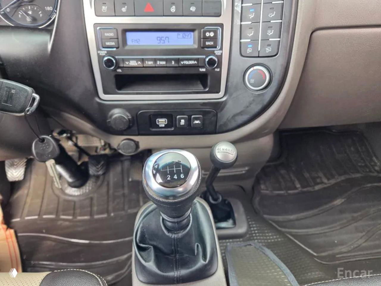 Рычаг переключения передач механической коробки Hyundai Porter и панель центральной консоли — снимок для подтверждения наличия механики и состояния элементов.