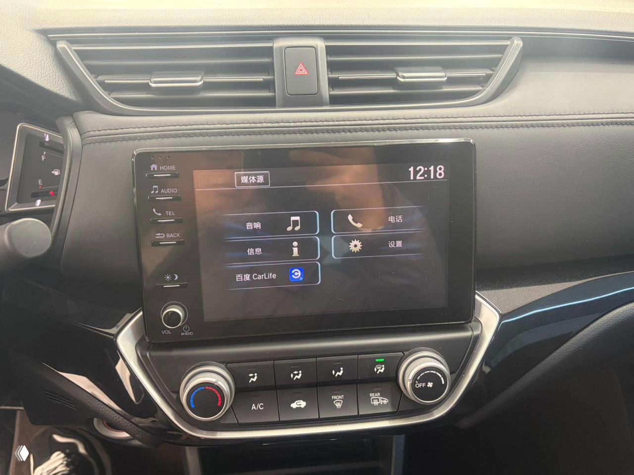 Панель мультимедиа и центральная консоль Honda Crider: сенсорный экран, органы управления климатом и кнопки мультимедиа в салоне автомобиля.