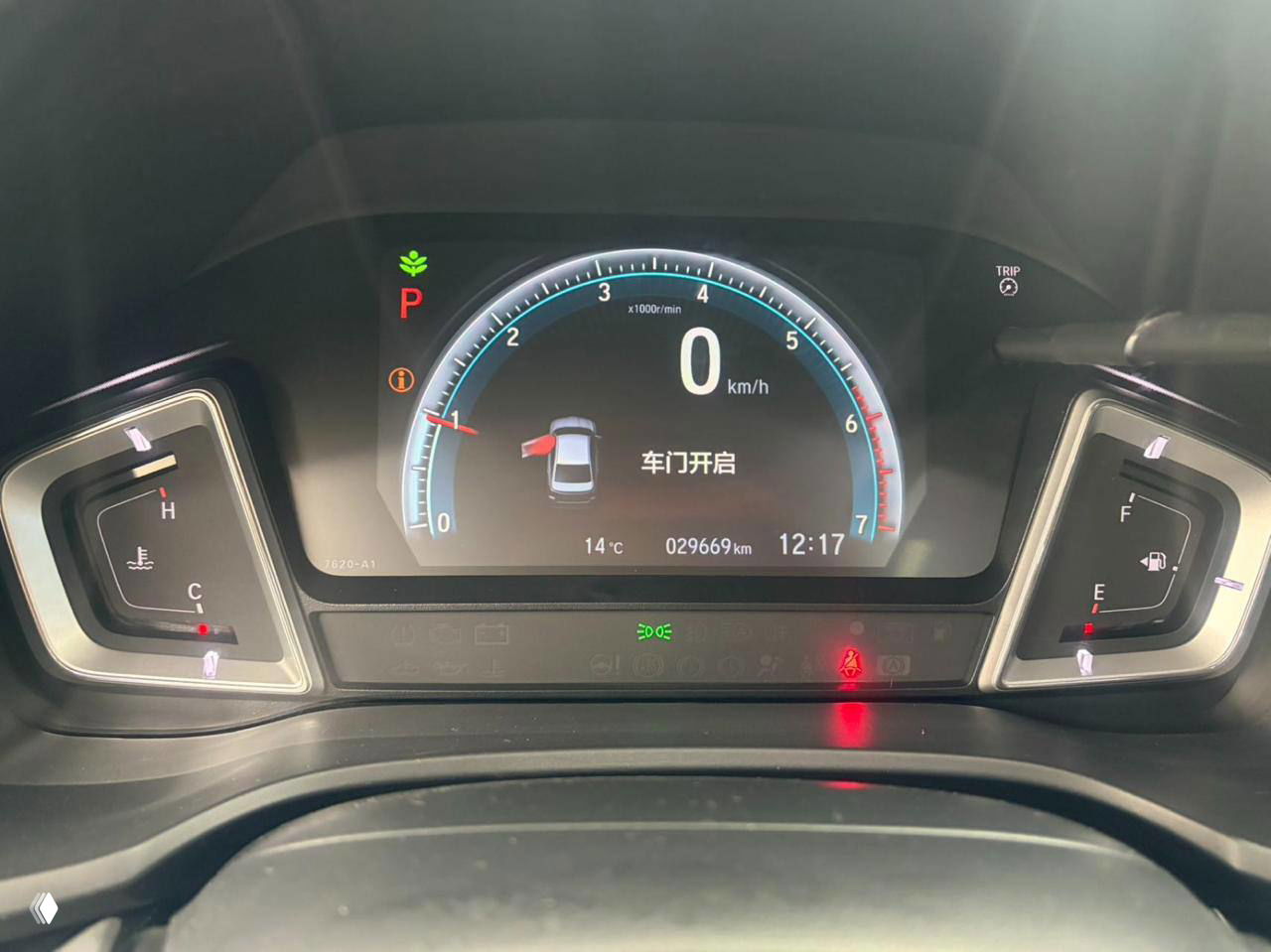 Комбинация приборов Honda Crider с цифровым спидометром, показан пробег около 29 669 км и индикаторы состояния автомобиля на приборной панели.