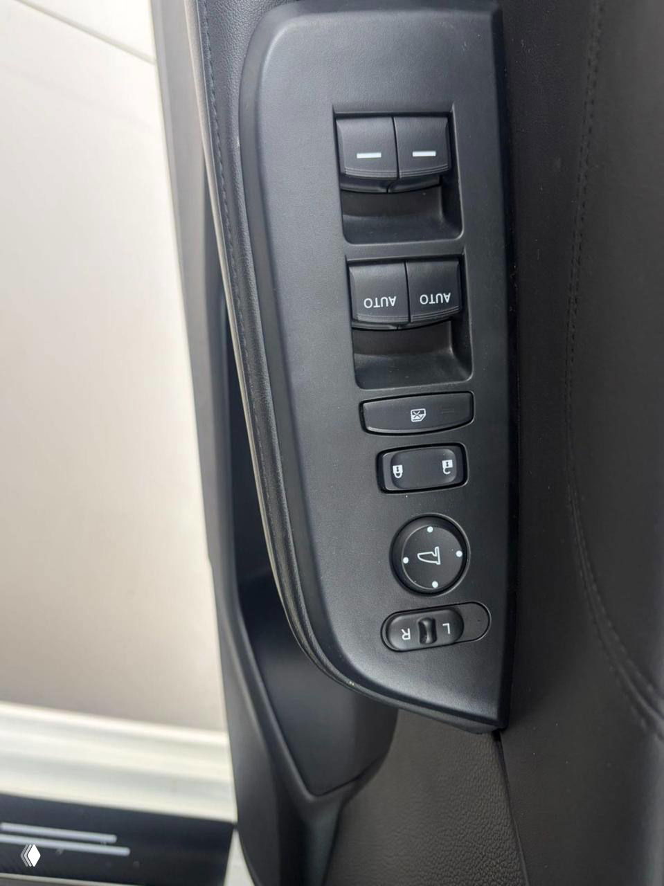 Панель управления стеклоподъёмниками и зеркалами водителя в Honda Crider, видны кнопки AUTO и регулятор зеркал, элементы дверной обшивки.
