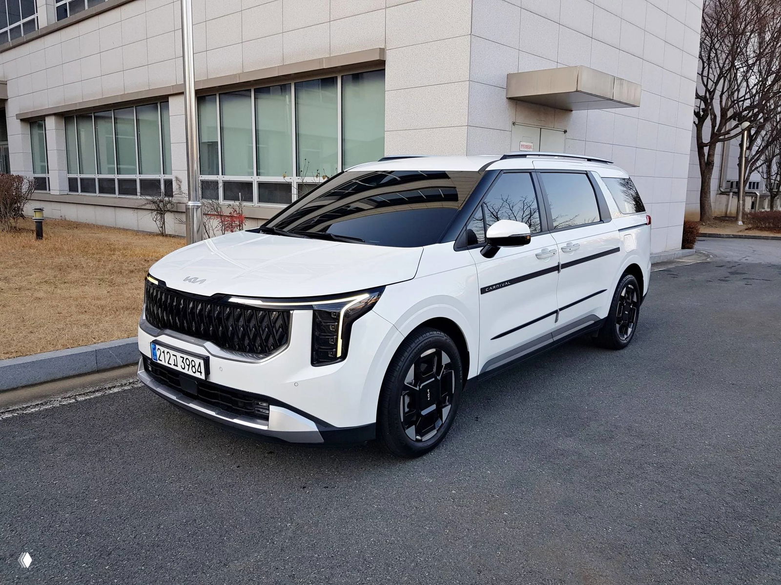 KIA Carnival в продаже в Южной Корее