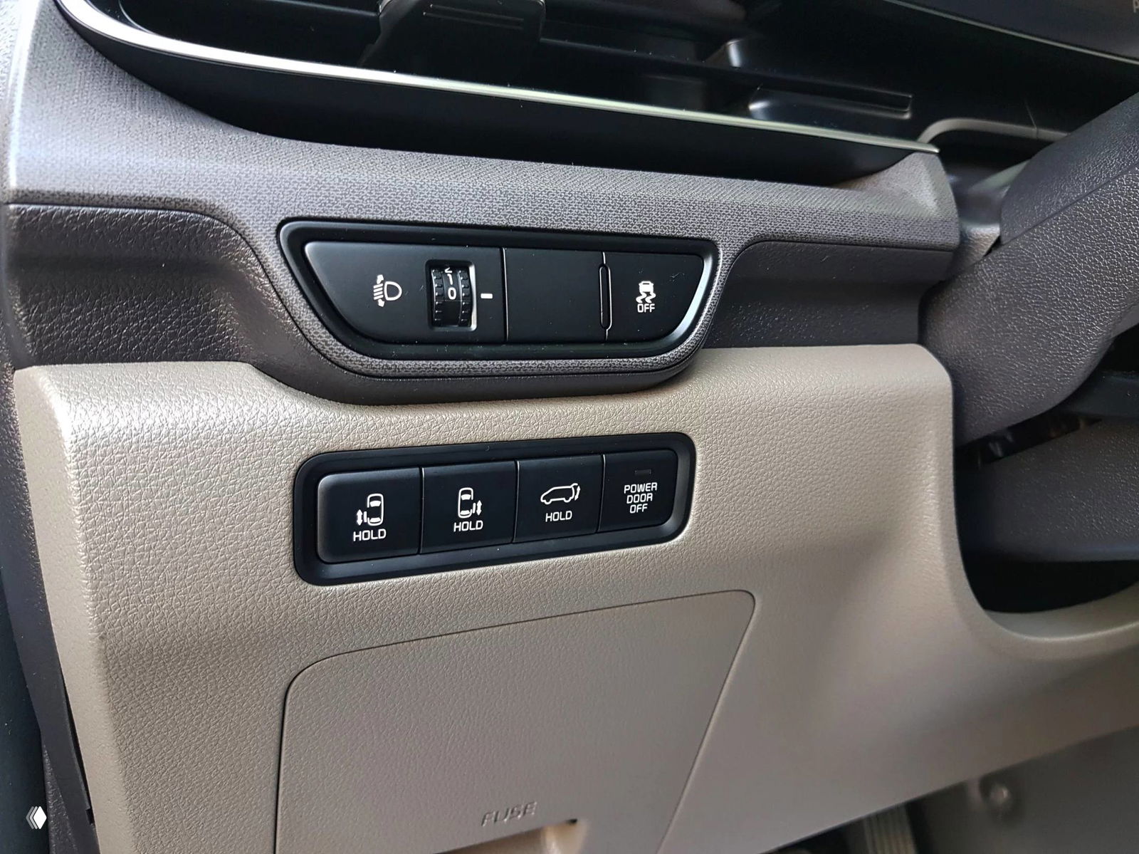 Панель с кнопками управления дверями и прочими функциями, крупный план элементов управления и отделки дверного проёма KIA Carnival.