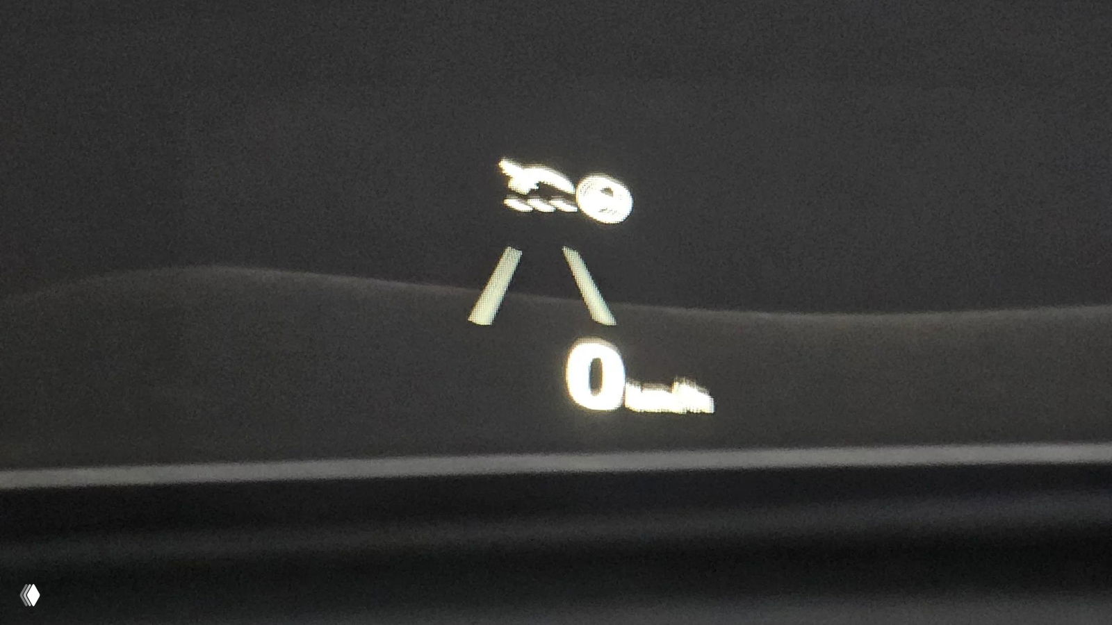 Проекция приборной панели (head-up дисплей) KIA Seltos с индикацией скорости и дорожных разметок, съёмка крупным планом в салоне.