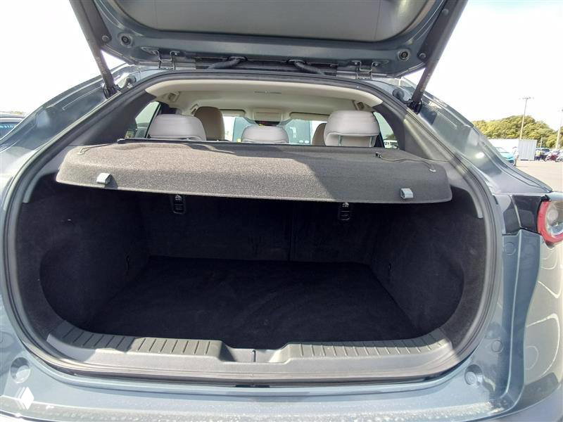 Открытый багажник Mazda CX-30 2023 — обзор объёма грузового отсека, пол багажника и съёмная полка видны крупным планом.