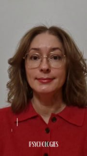 Портрет женщины в очках на светлом фоне, вертикальный кадр; внизу виден логотип Psychologies — иллюстрация к статье.