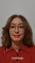 Фотопортрет женщины среднего возраста в очках и красной блузке на светлом фоне — нейтральная иллюстрация к психологической статье.