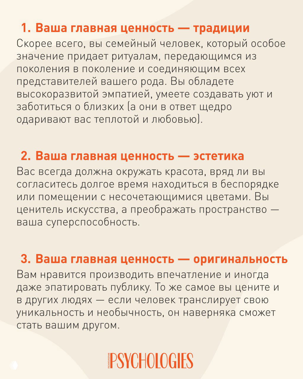 Рука вешает деревянную игрушку-качалку на ветку ёлки на фоне зелёных ветвей и размытых огоньков гирлянды, праздничная сцена.