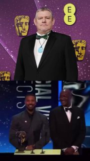 Мужчина в смокинге с медалью на шее на фоне логотипов BAFTA; внизу кадра — двое темнокожих актёров на сцене.