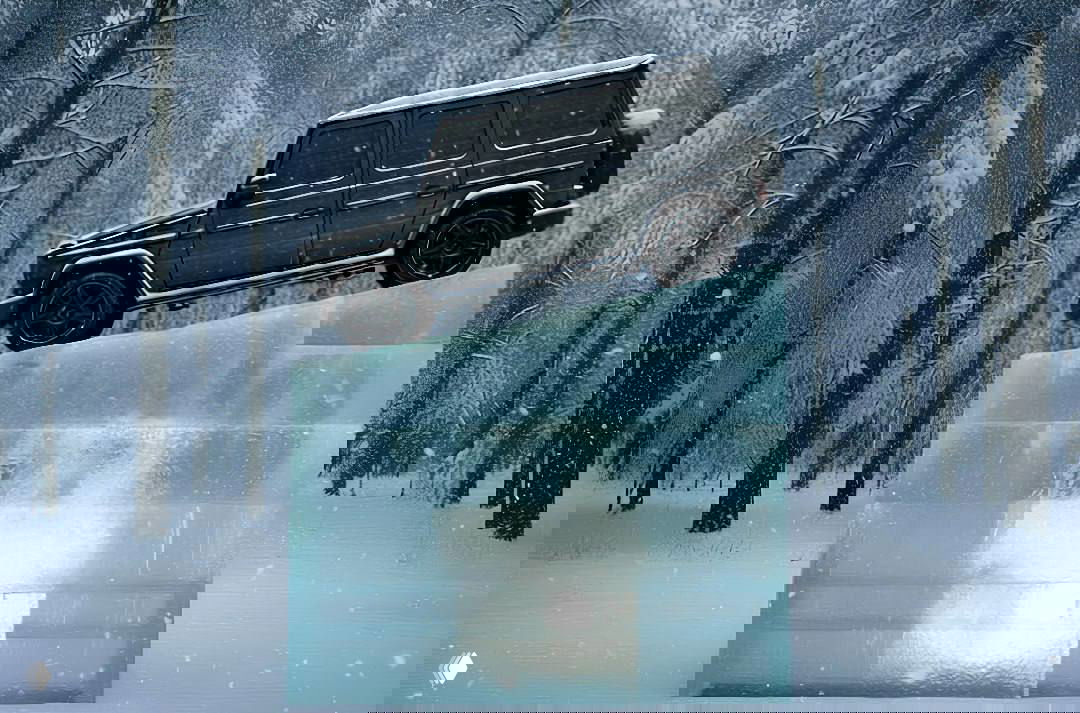 Инсталляция с деревянным «Гелендвагеном» на большом ледяном кубе в заснеженном лесу — современная художественная интерпретация ритуала.