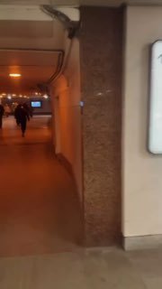 Коридор подземного перехода у станции метро: проход с колоннами и рекламой, кадр показывает путь от выхода метро в сторону двора и шоурума.