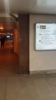 Коридор подземного перехода и стенд‑указатель — фотография части пути от станции метро Сухаревская к шоуруму, вид маршрута внутри метро.