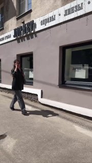 Фотография фасада оптики с вывеской и витринами, где видно прохожую на тротуаре — фото точки продаж оправ O.D.L. во Владимире