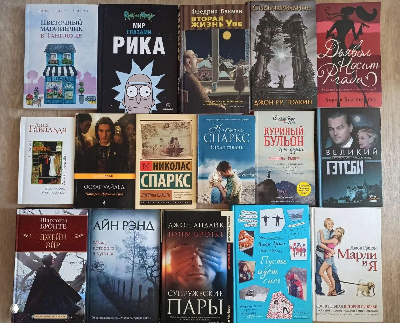 Разложенные книги разных жанров: художественная литература, романы и нон-фикшн — стопка для продажи или обмена на фестивале разумного потребления.