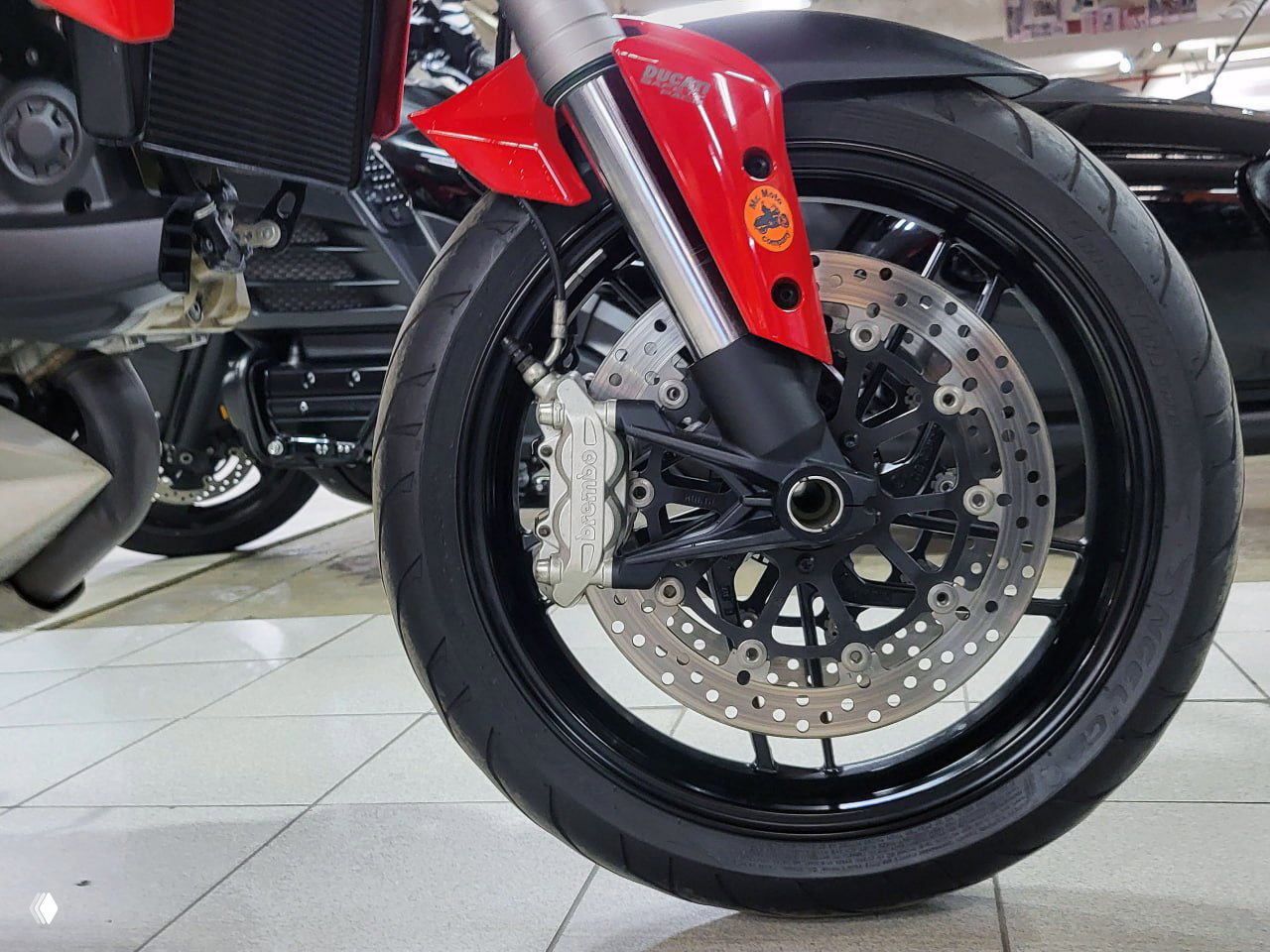 Вид сверху сзади на сиденье и багажные кофры Ducati Multistrada 1200 S, показана эргономика посадочного места и форма задней части.