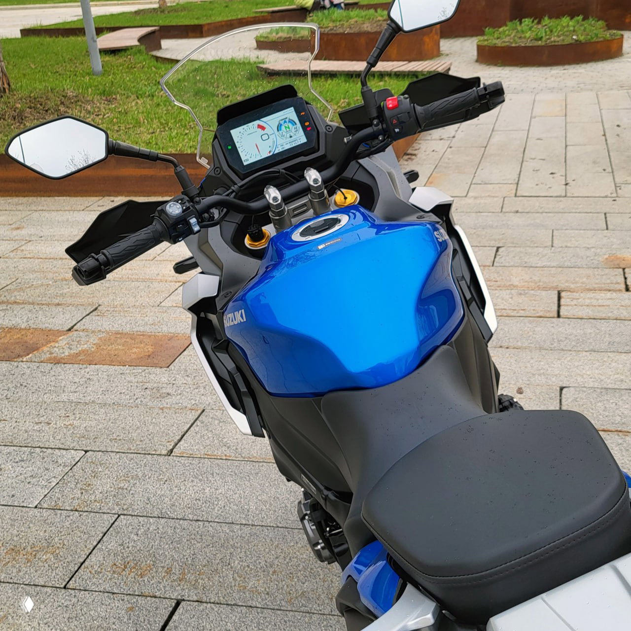 Вид сверху на бак и приборную панель Suzuki GSXS1000GX: TFT-экран, руль и посадка райдера, счётчик нулевого пробега.