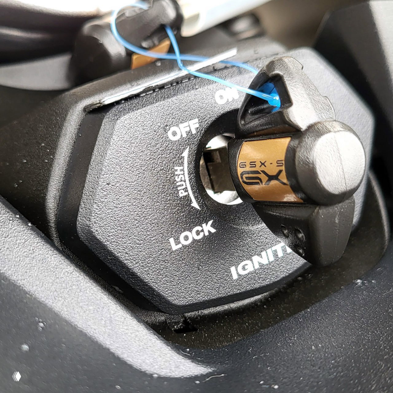Крупный план замка зажигания Suzuki GSXS1000GX с классическим ключом, демонстрирующий отсутствие бесключевого доступа на мотоцикле 2026 года.