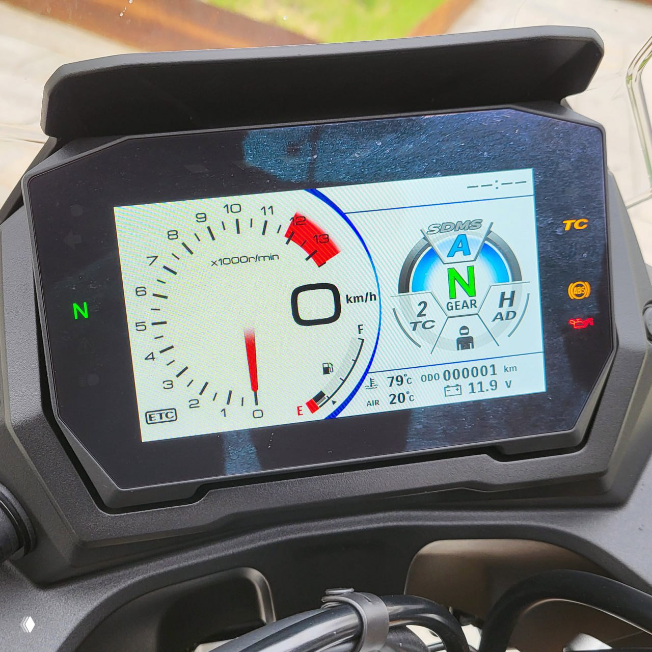 Крупный план цветного TFT-экрана приборной панели Suzuki GSXS1000GX с индикаторами режимов, тахометром и нулевым одометром.