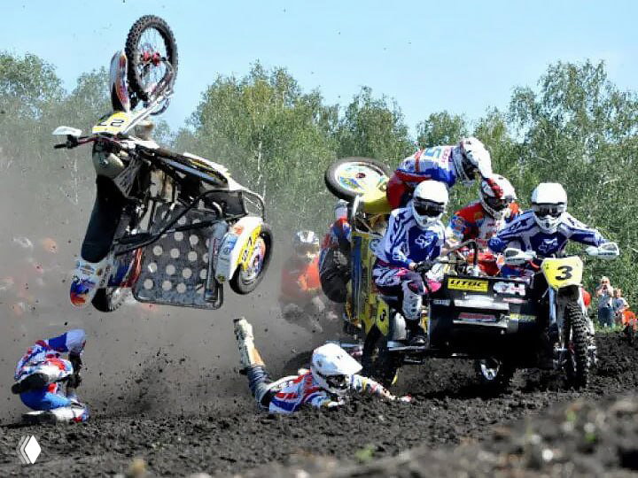 Мотокросс с колясками: грандиозный завал и курьёз