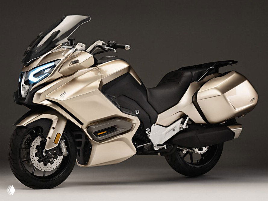 Современный туристический мотоцикл JD 750 Touring бежевого цвета с большим ветровым стеклом и багажными кофрами на фоне.