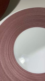 Фрагмент тарелки с широким глянцевым центром и рифлёной окантовкой; сочетание матовой основы и блестящей эмали видно в деталях.