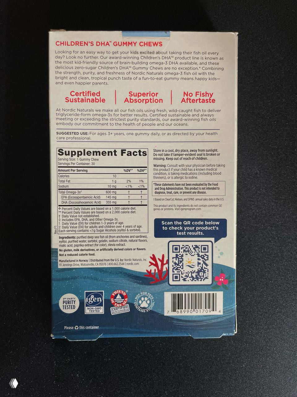 Обратная сторона коробки с таблицей Supplement Facts, ингредиентами и QR‑кодом для проверки тестов продукта; видна информация о составе и дозировке.