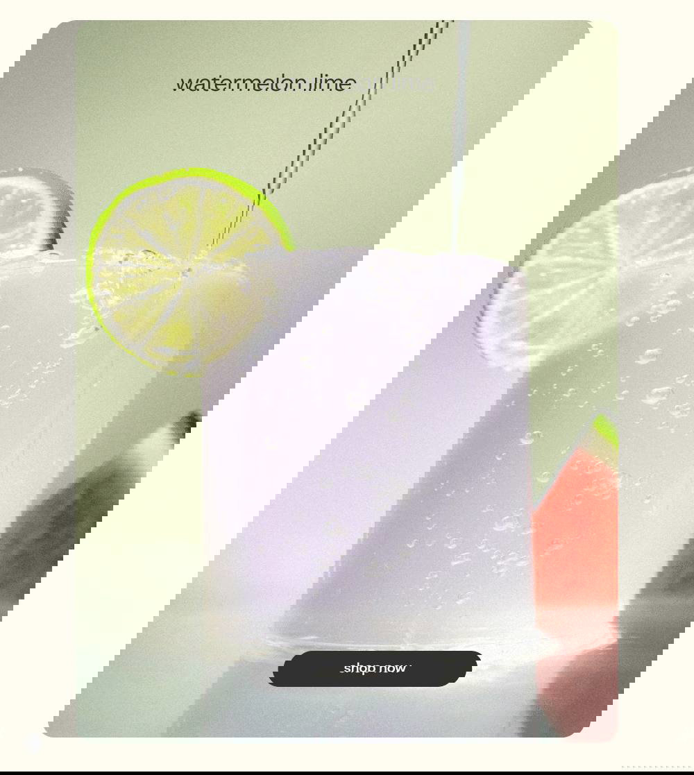 Прозрачный стакан с бледно-фиолетовым напитком, долька лайма и кусочек арбуза на фоне — промо-кадр вкуса «watermelon lime».