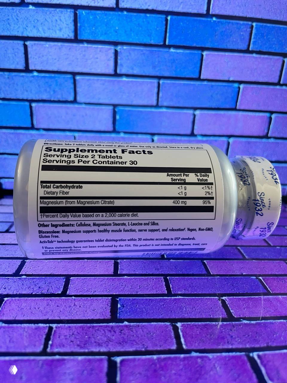 Боковая сторона банки KAL, крупный план таблицы Supplement Facts и указания Magnesium (from Magnesium Citrate) 400 mg на фоне подсветки.