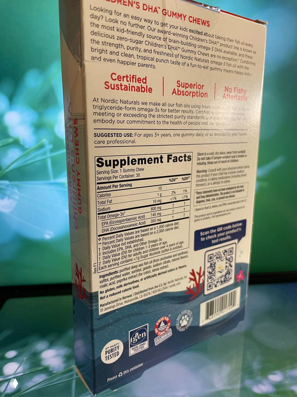 Обратная сторона упаковки Nordic Naturals: таблица Supplement Facts, состав, рекомендации по приёму и значки сертификации на светлом фоне.