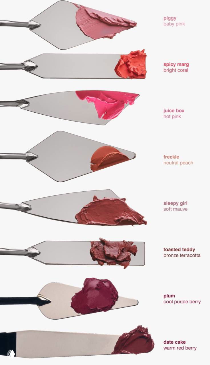 Ряд шпателей с небольшими порциями румян разных оттенков подписаны названиями (piggy, juice box, toast и др.) для демонстрации цветовой гаммы.