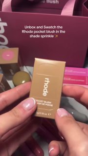Кадр unboxing: руки держат коробочку Rhode Pocket Blush в оттенке sprinkle, видеотумбнейл процесса распаковки продукта и упаковки.