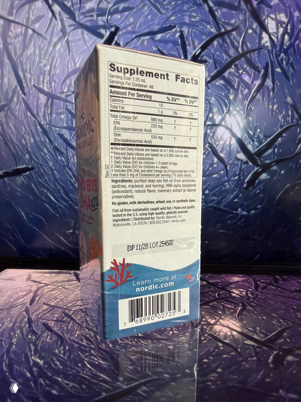 Задняя сторона коробки Nordic Naturals с таблицей Supplement Facts, составом и отметкой срока годности EXP 11/28 вместе со штрих‑кодом.