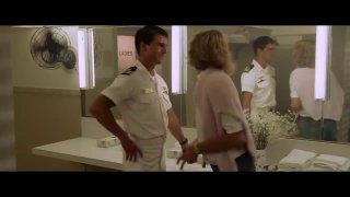 Кадр со съёмочной площадки: Том Круз в белой военной форме разговаривает с женщиной перед зеркалом, сцена подготовки актёра к роли.