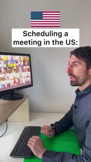 Мужчина сидит за компьютером перед экраном с видеоконференцией; на изображении подпись «Scheduling a meeting in the US» и американский флаг.
