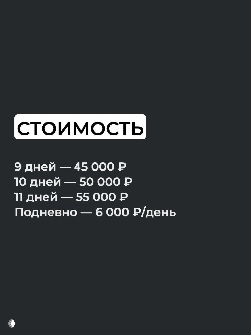 Парапланист летит под голубым небом с белыми облаками, внизу просматривается просторный ландшафт — идеальные условия для обучения и маршрутов.
