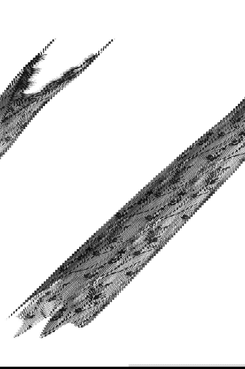 Длинное кружевное платье-комбинация на тонких бретелях, чёрное кружево с растительным узором и V-образным вырезом, полный рост на белом фоне.