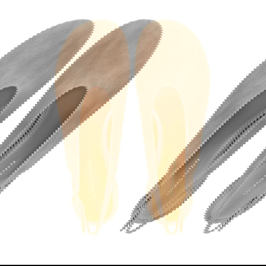 Пара бежевых замшевых туфель Ekоnika на белом фоне, вид сверху, аккуратная минималистичная товарная съёмка для каталога.