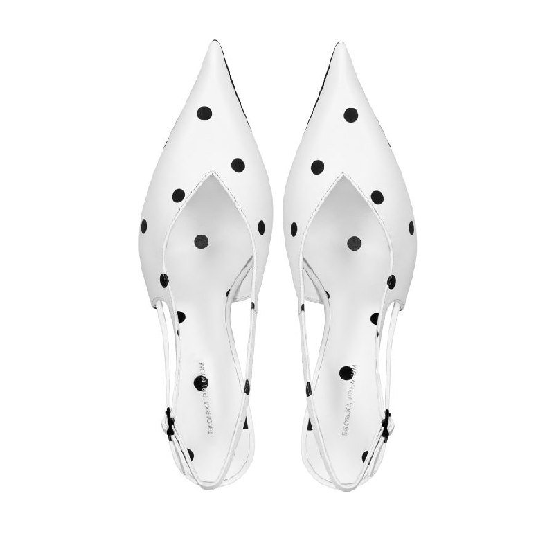 Белые туфли-оксфорды Ekоnika на белом фоне, товарная фотография вид сверху, отделка и шнуровка видны детально.