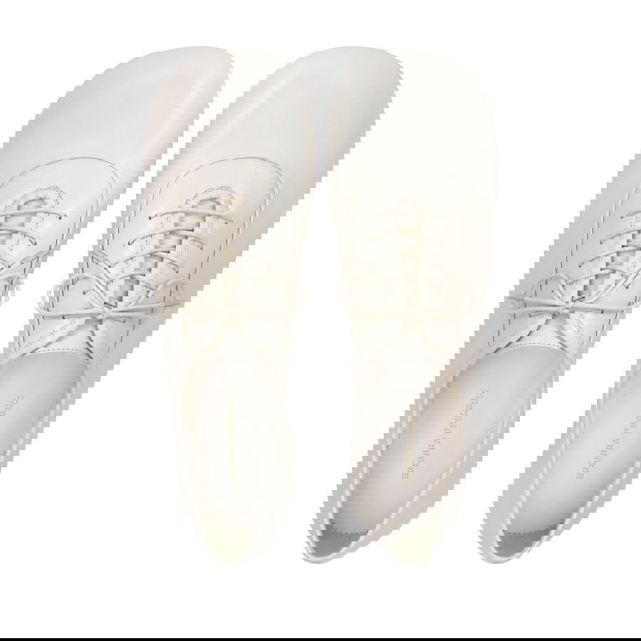 Детальная каталожная фотография белых туфель с принтом или логотипом Ekоnika на стельке, вид сверху на белом фоне.