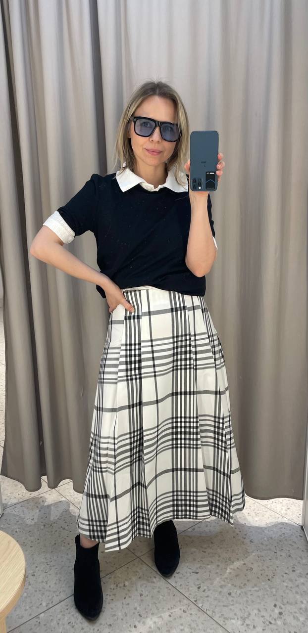 Селфи в солнцезащитных очках: чёрный трикотажный топ поверх белого воротника и клетчатая юбка, контрастный вариант образа.