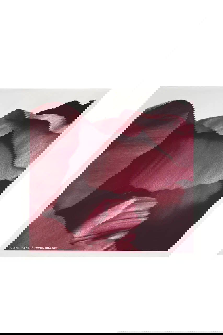 Квадратный шёлковый платок в пудрово-бордовых оттенках с абстрактным текстурным принтом, художественный узор на светлом фоне.
