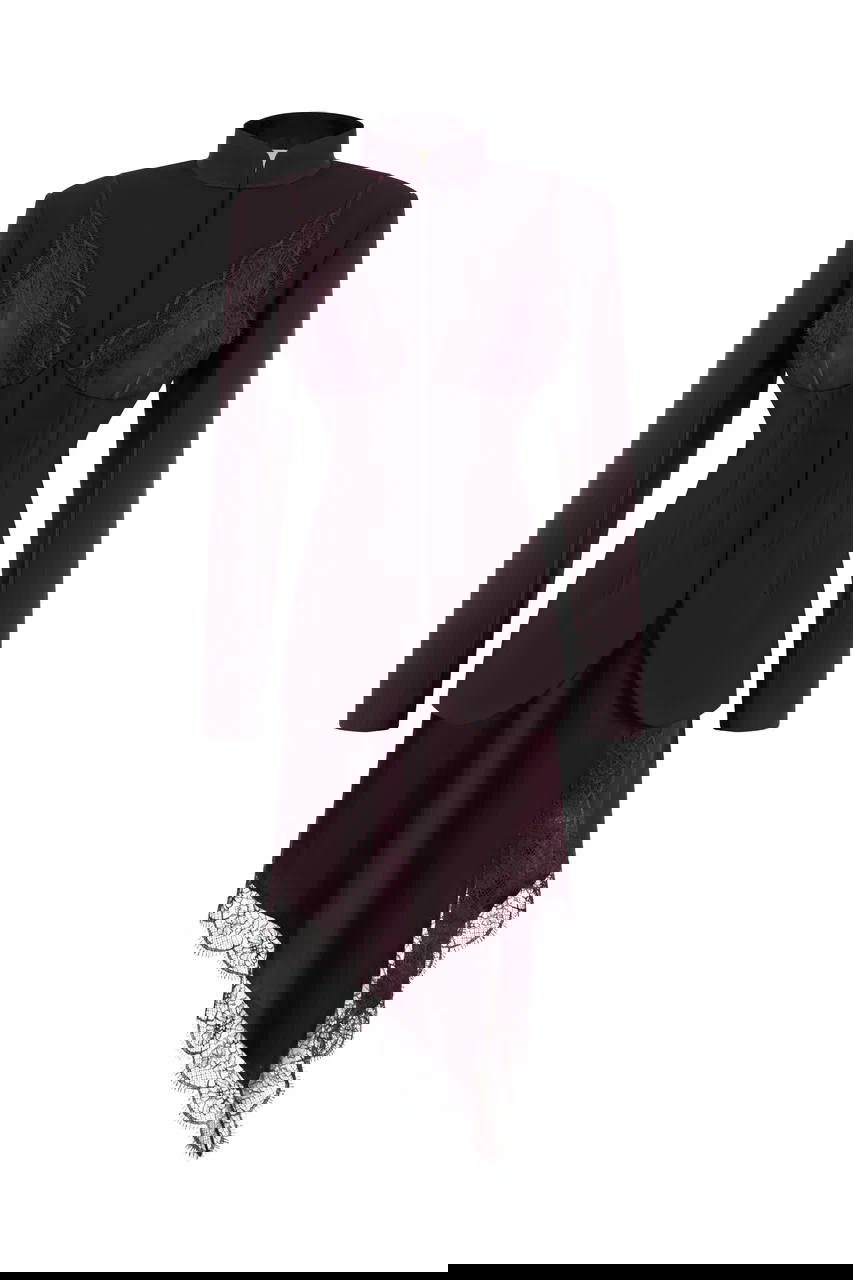 Фасад жакета тёмно-бордового цвета с декоративными кружевными вставками в зоне лифа и асимметричной юбкой-платком, вид спереди.