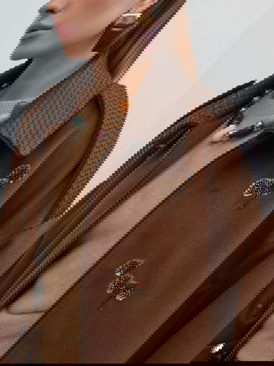 Коричневая куртка Oksana Utova с плетёным воротником, украшениями из пайеток и крупными аксессуарами — вид сбоку, подчёркивающий форму и отделку