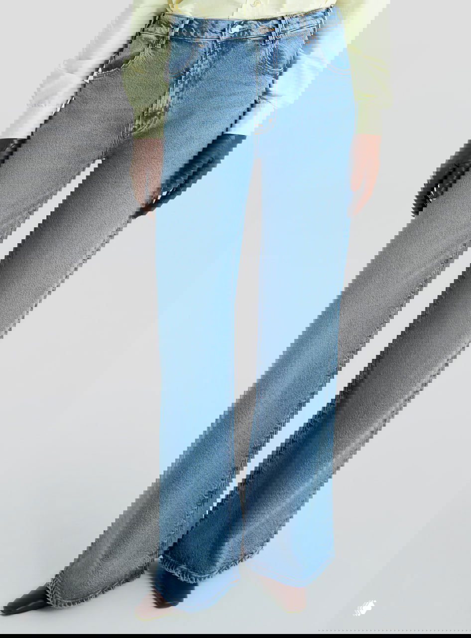 Светло‑синие прямые джинсы широкого кроя на модели, вид по ногам до обуви, демонстрация посадки и длины.