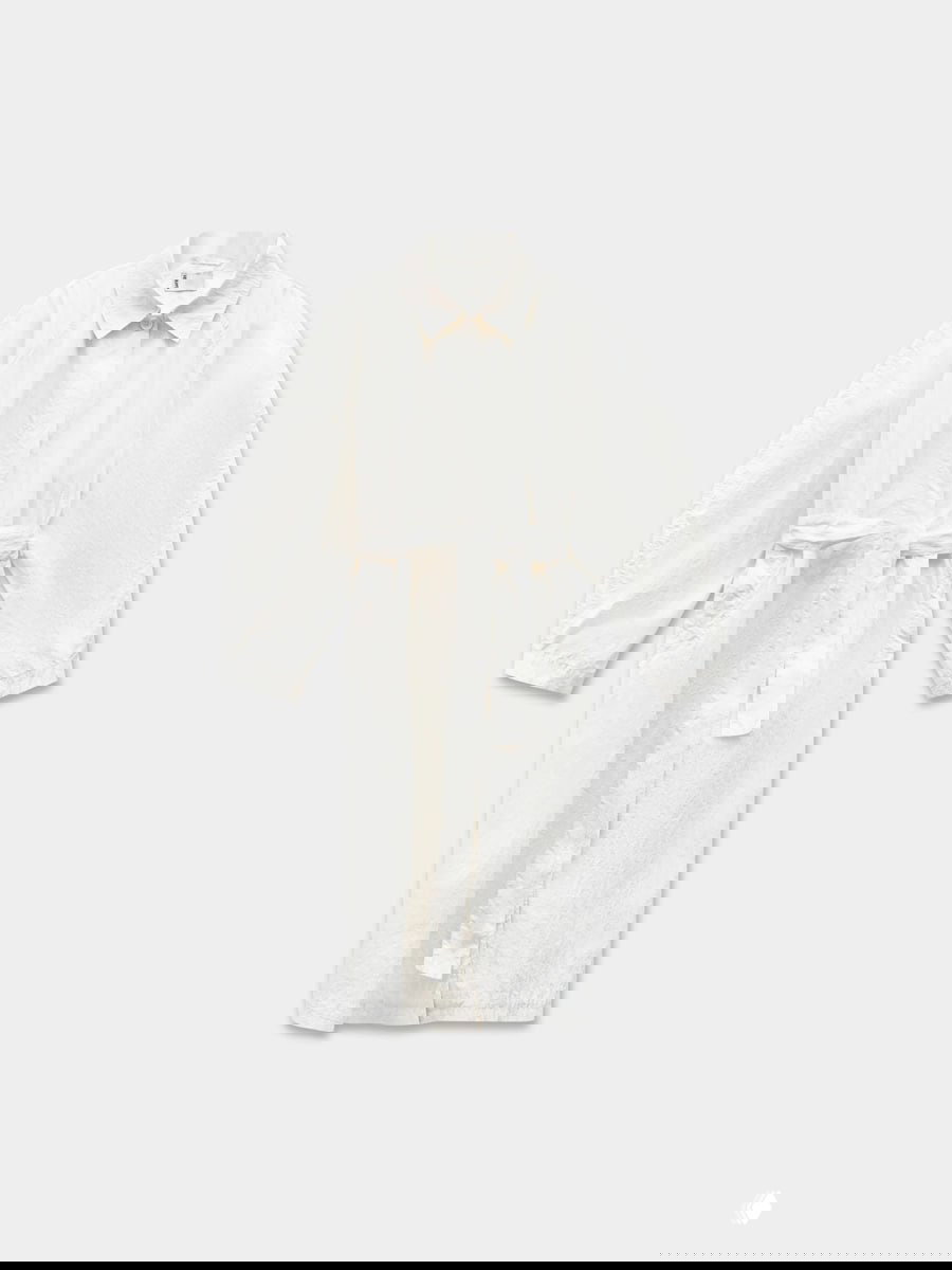 Товарное фото лёгкого белого плаща с поясом на светлом фоне — практичное решение для лёгкой верхней одежды летней капсулы.