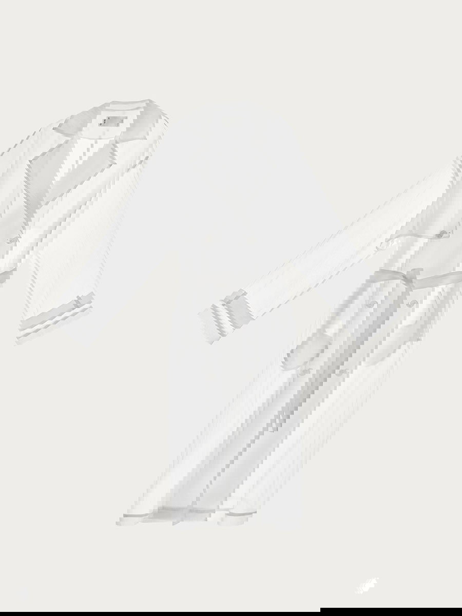 Товарное фото прозрачного лёгкого плаща-пальто с поясом, стилизованное изображение для эффектной и воздушной белой капсулы.