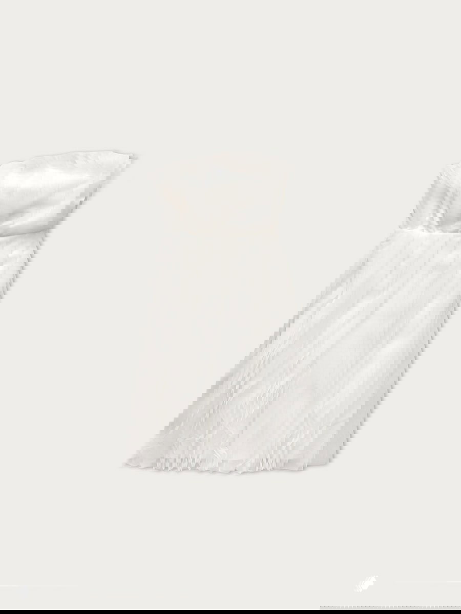 Товарное фото белого платья с присборенной юбкой на светлом фоне — визуализация силуэта и текстуры для капсульного гардероба.