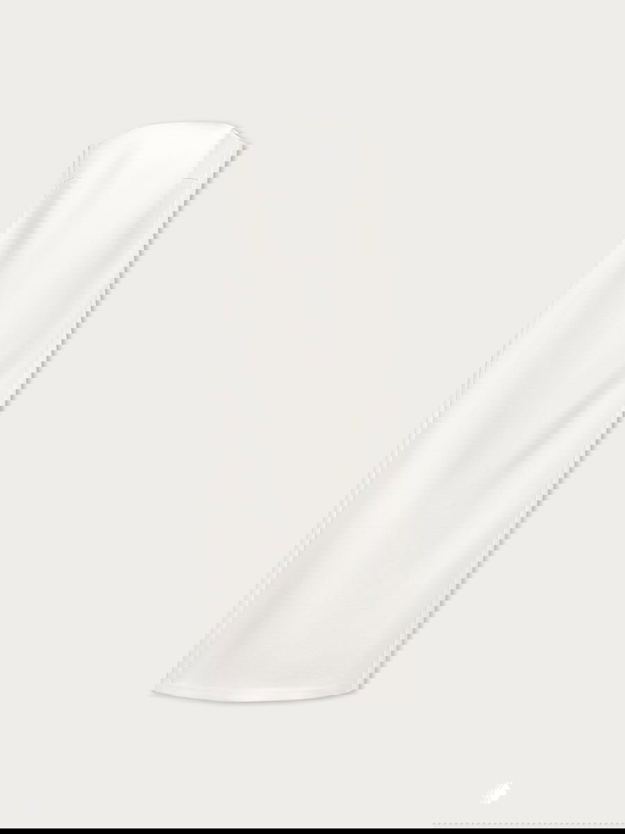 Фото длинного белого платья‑футляра на нейтральном фоне — лаконичное товарное изображение базовой вещи летней капсулы.